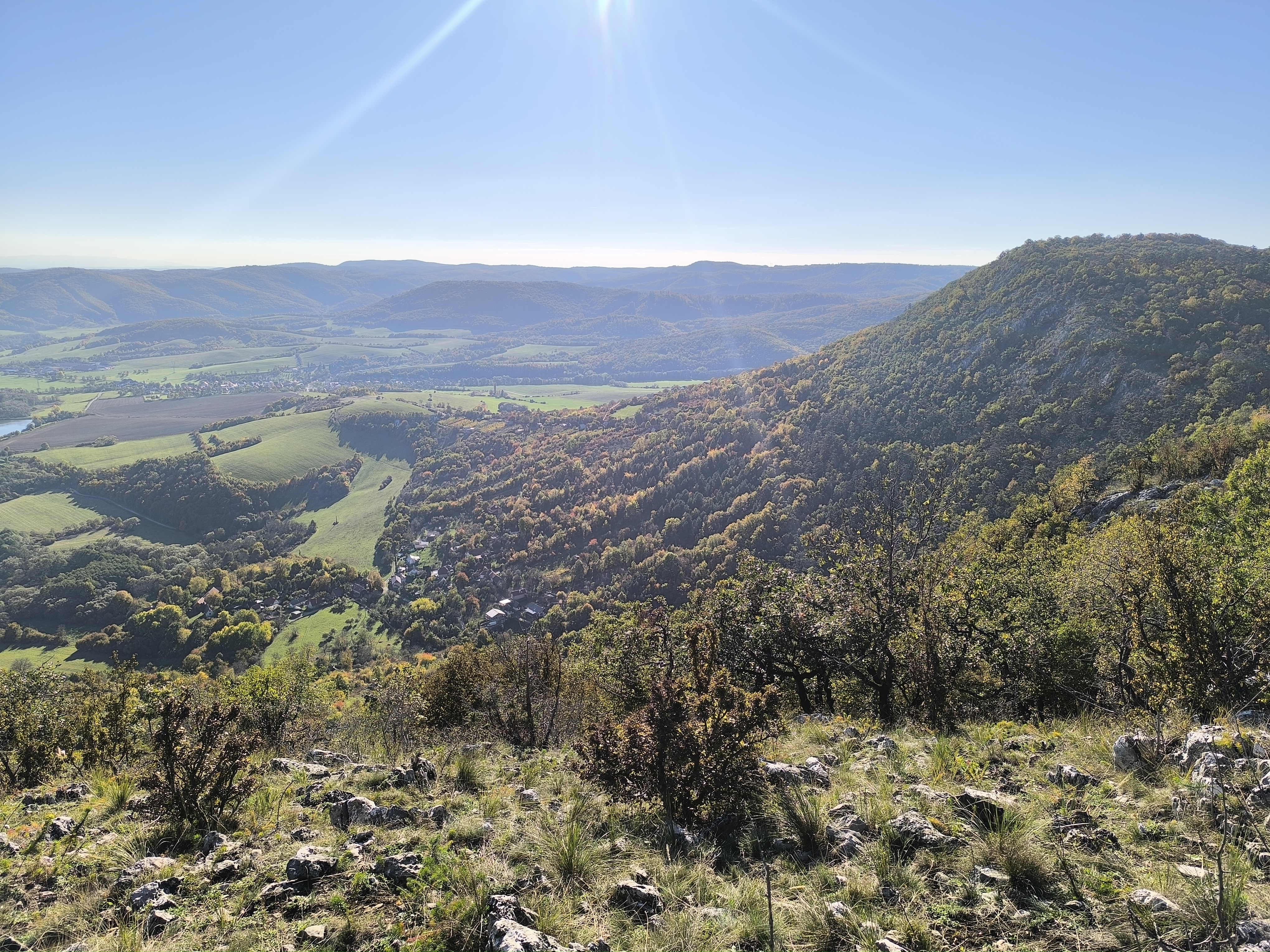 Szép panoráma a hegy mindkét oldalára 