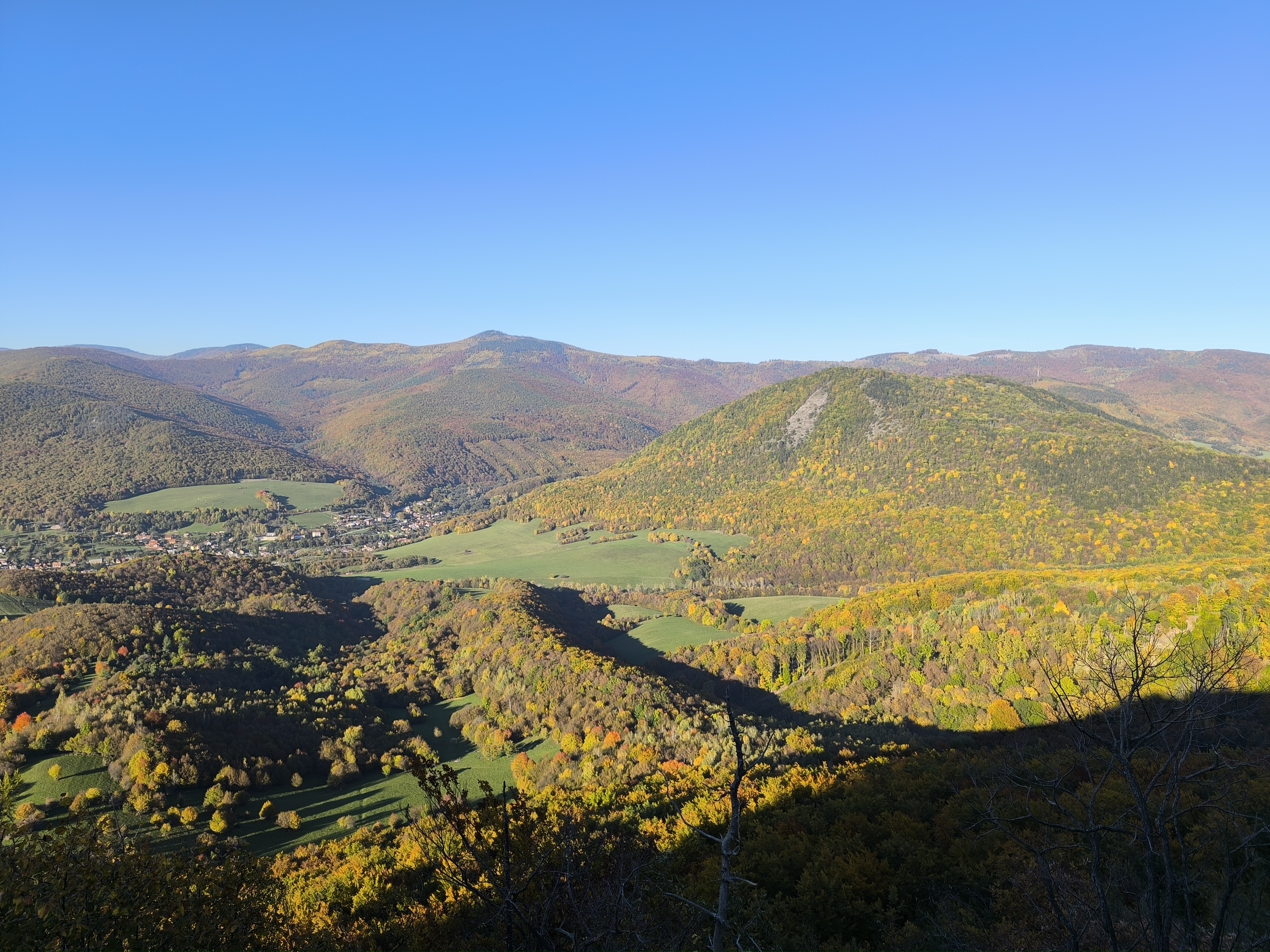 Szép panoráma a hegy mindkét oldalára 