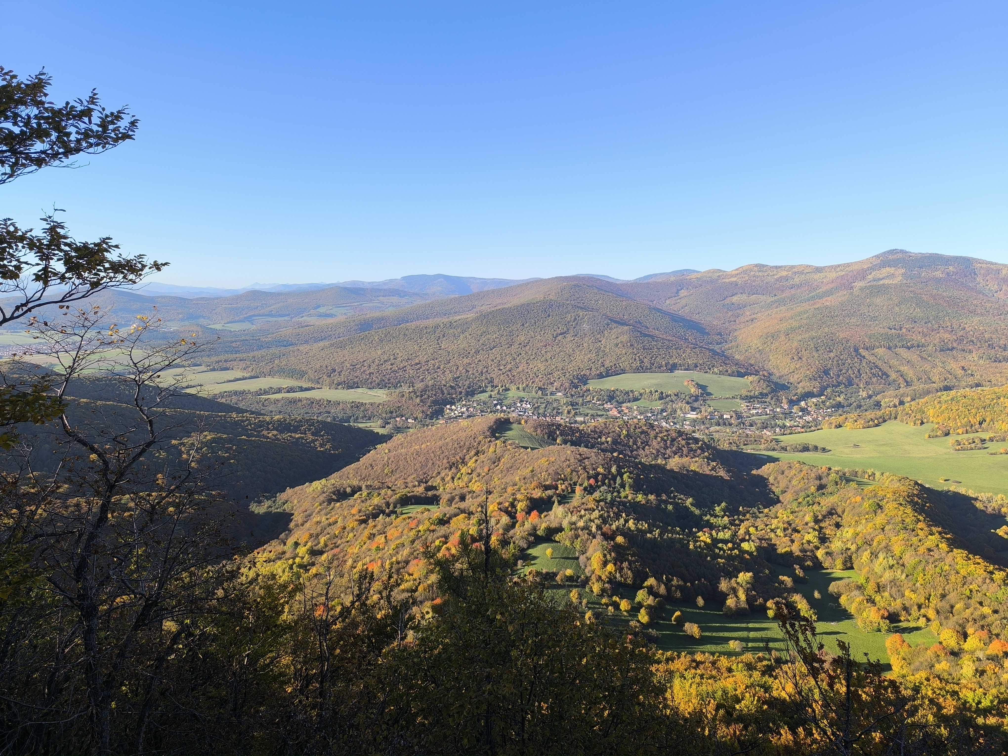Szép panoráma a hegy mindkét oldalára 