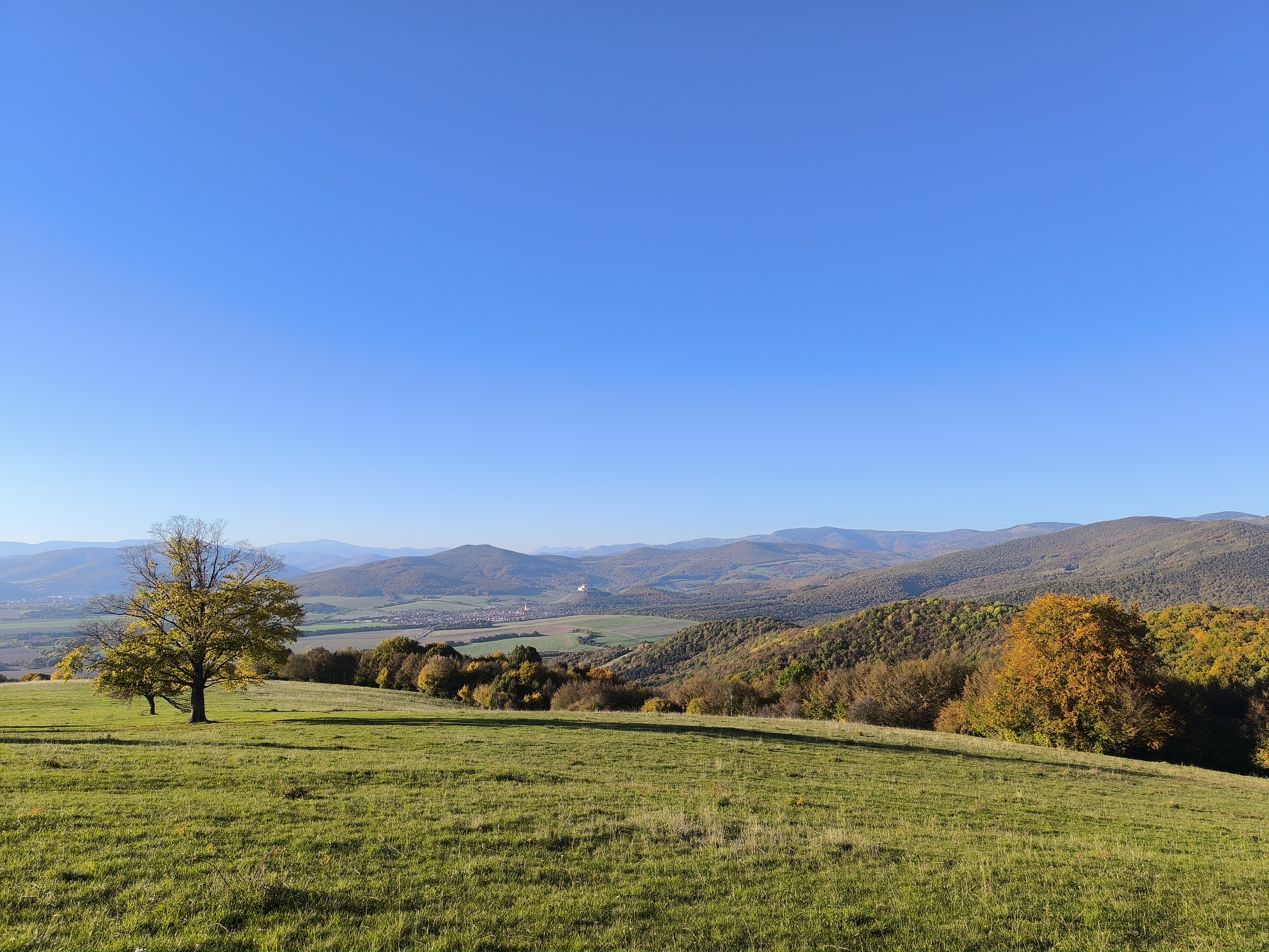 Szép panoráma a hegy mindkét oldalára 